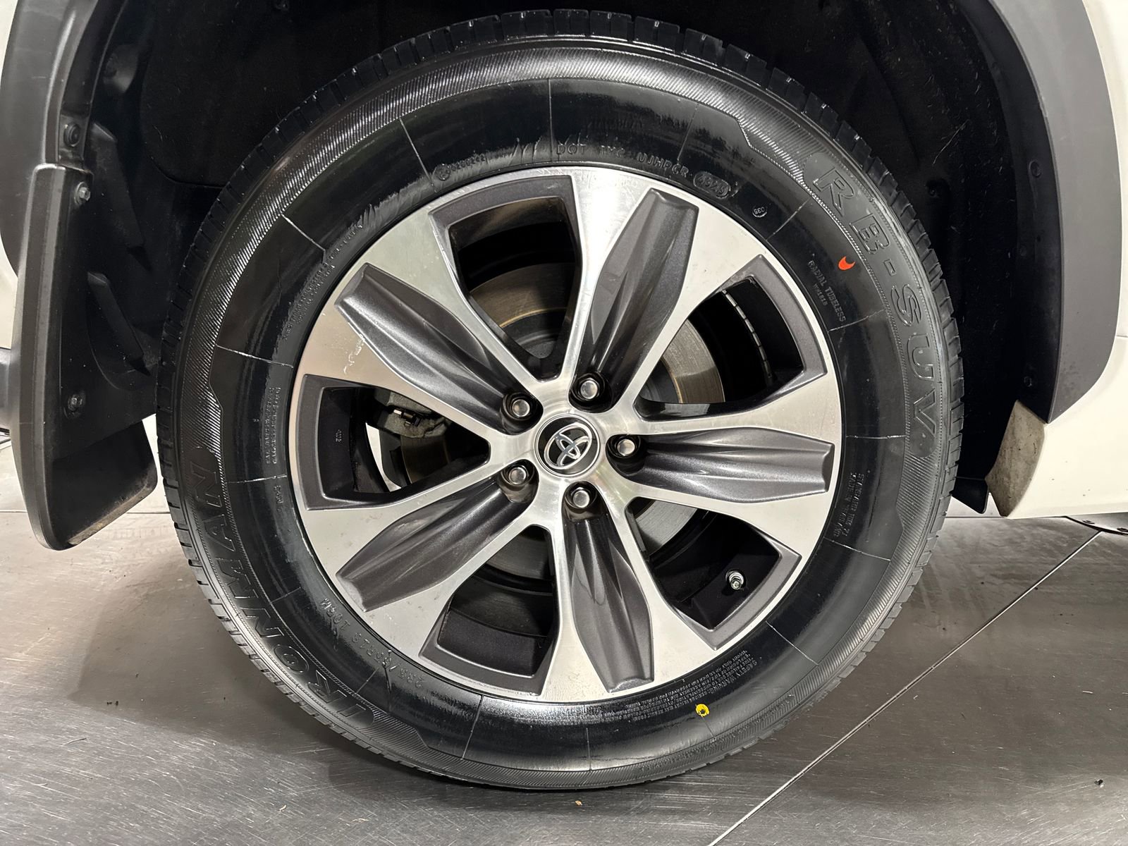 Used 2021 Toyota Highlander XLE AWD/4WD image 30