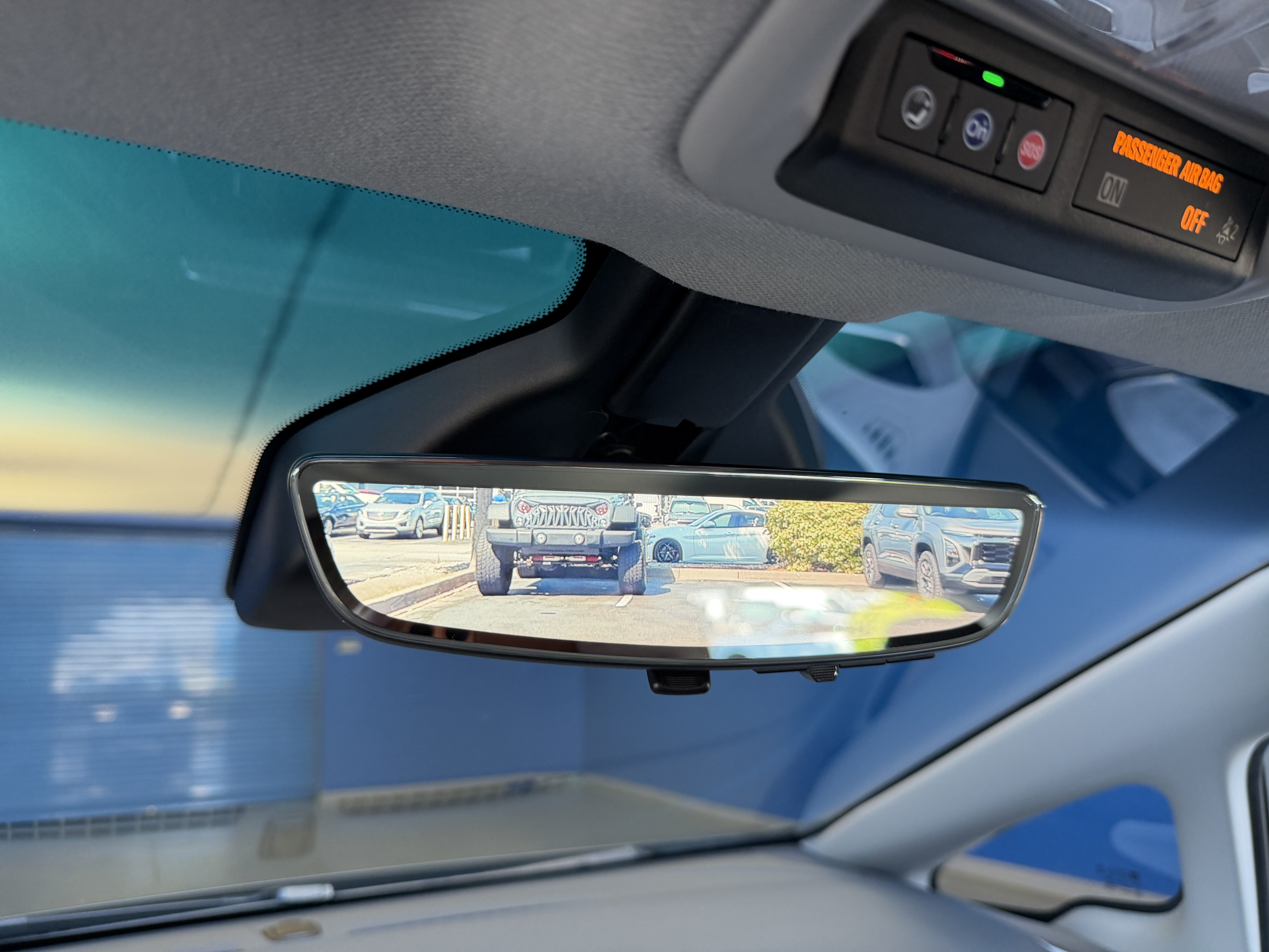 Used 2020 Chevrolet Bolt Premier w/ Infotainment Package FWD image 24