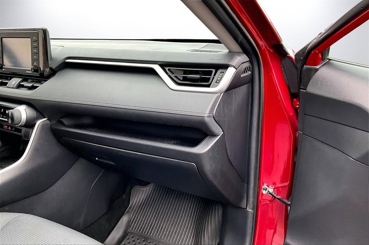 Used 2021 Toyota RAV4 LE image 17