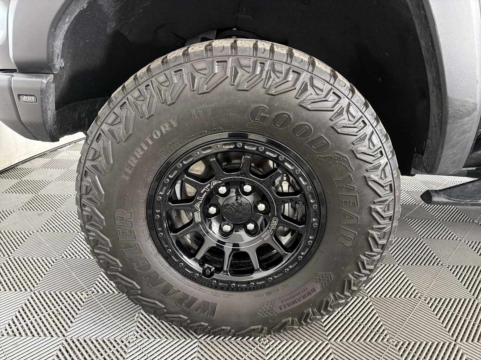 Used 2024 GMC Canyon AT4X w/ AT4X AEV Edition image 3