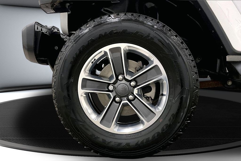Used 2018 Jeep Wrangler Unlimited Sahara w/ Dual Top Group image 32