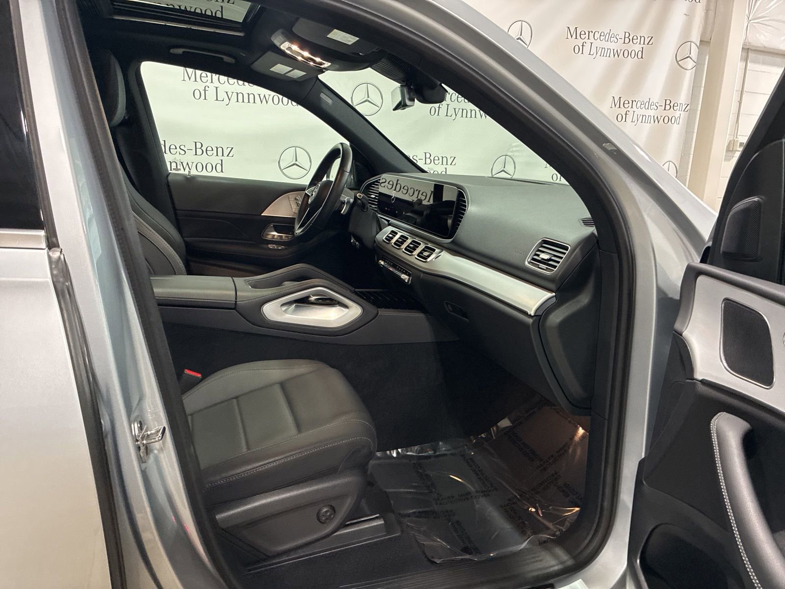 Used 2025 Mercedes-Benz GLE 450 4MATIC w/ AMG Line Exterior image 27