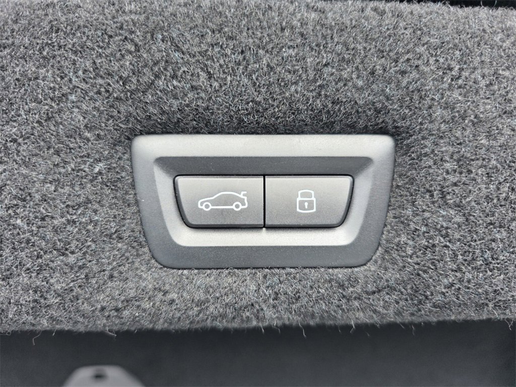 Certified 2023 BMW 740i image 17