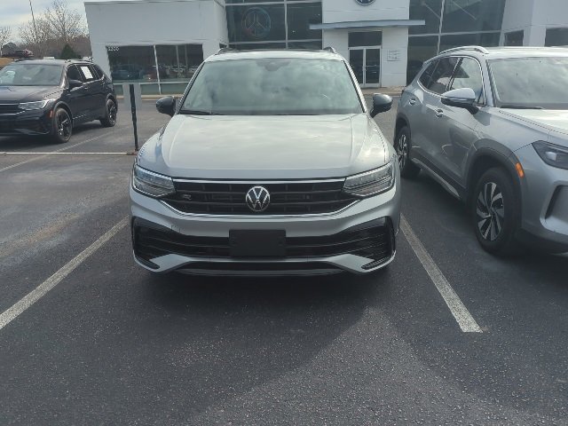 Certified 2024 Volkswagen Tiguan SE R-Line image 4