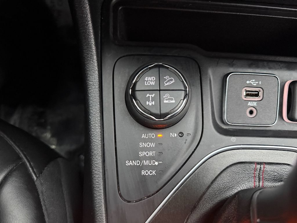 Used 2022 Jeep Cherokee Trailhawk AWD/4WD image 19