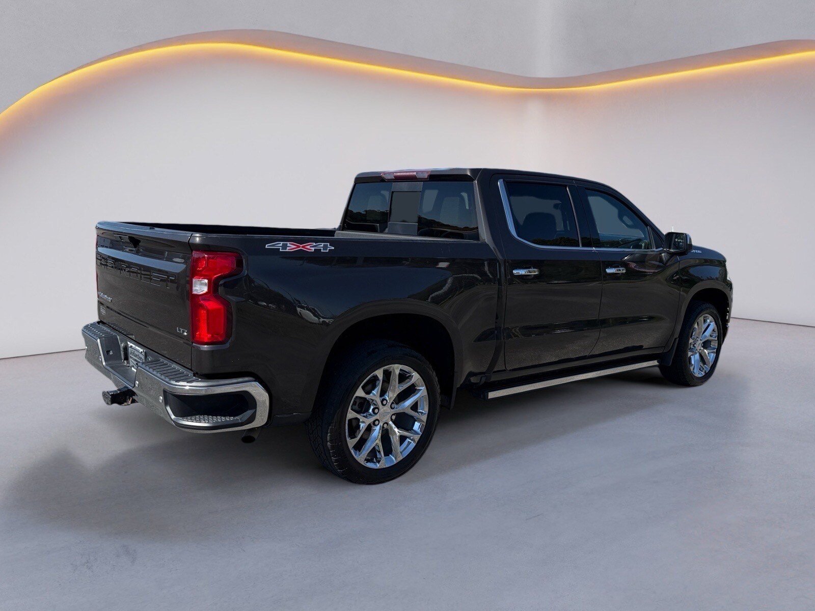 Used 2021 Chevrolet Silverado 1500 LTZ w/ LTZ Premium Package AWD/4WD image 3