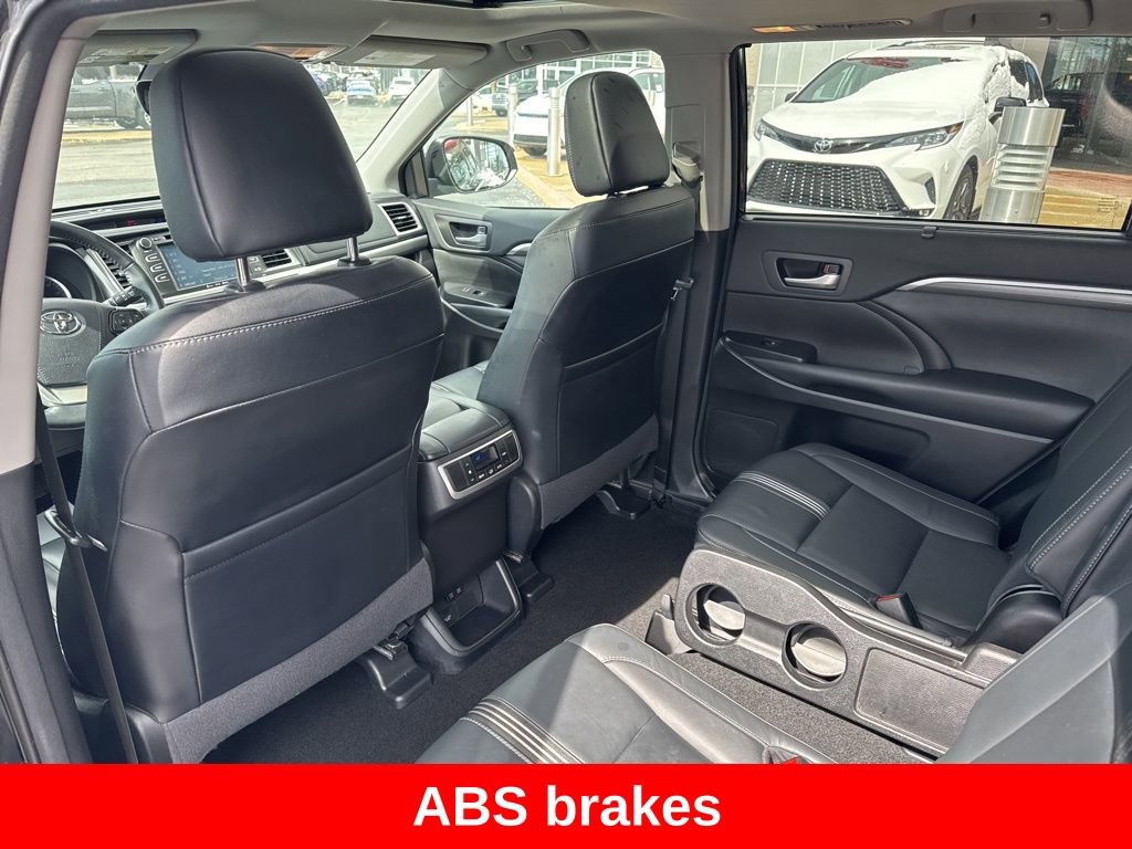 Used 2018 Toyota Highlander SE image 18