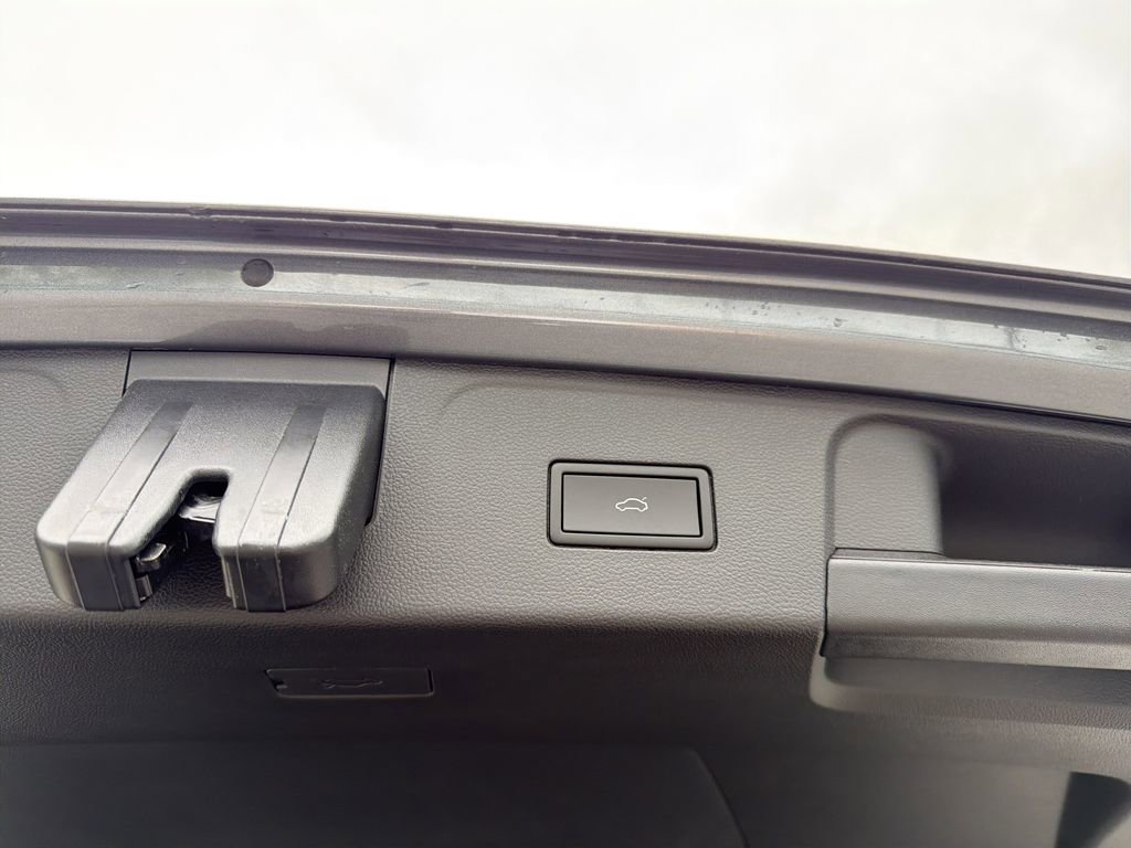 Used 2024 Volkswagen Atlas SE image 16