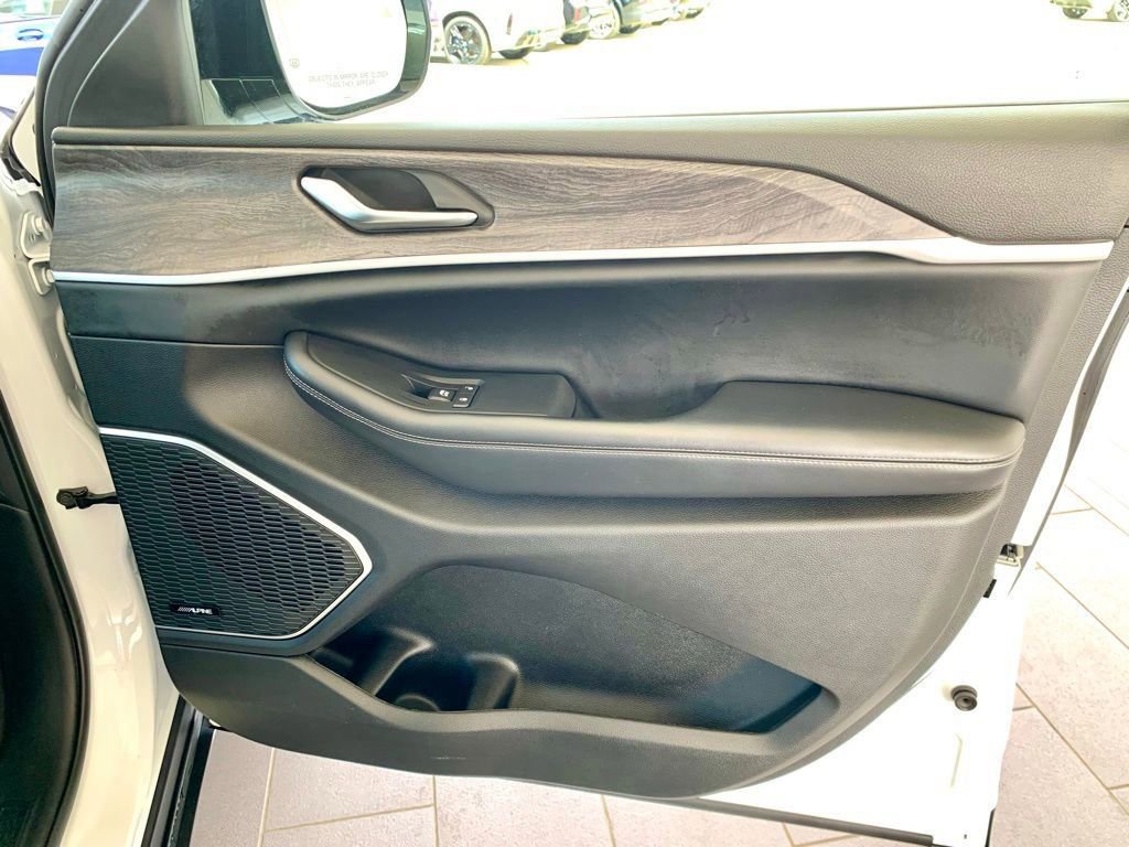 Used 2022 Jeep Grand Cherokee L Limited AWD/4WD image 32