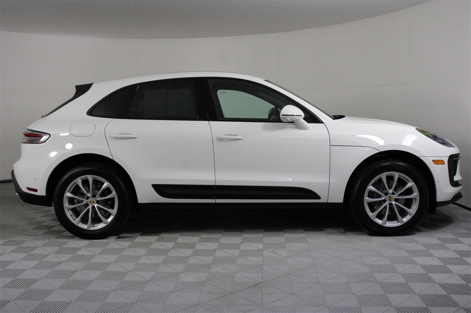 Used 2025 Porsche Macan image 8