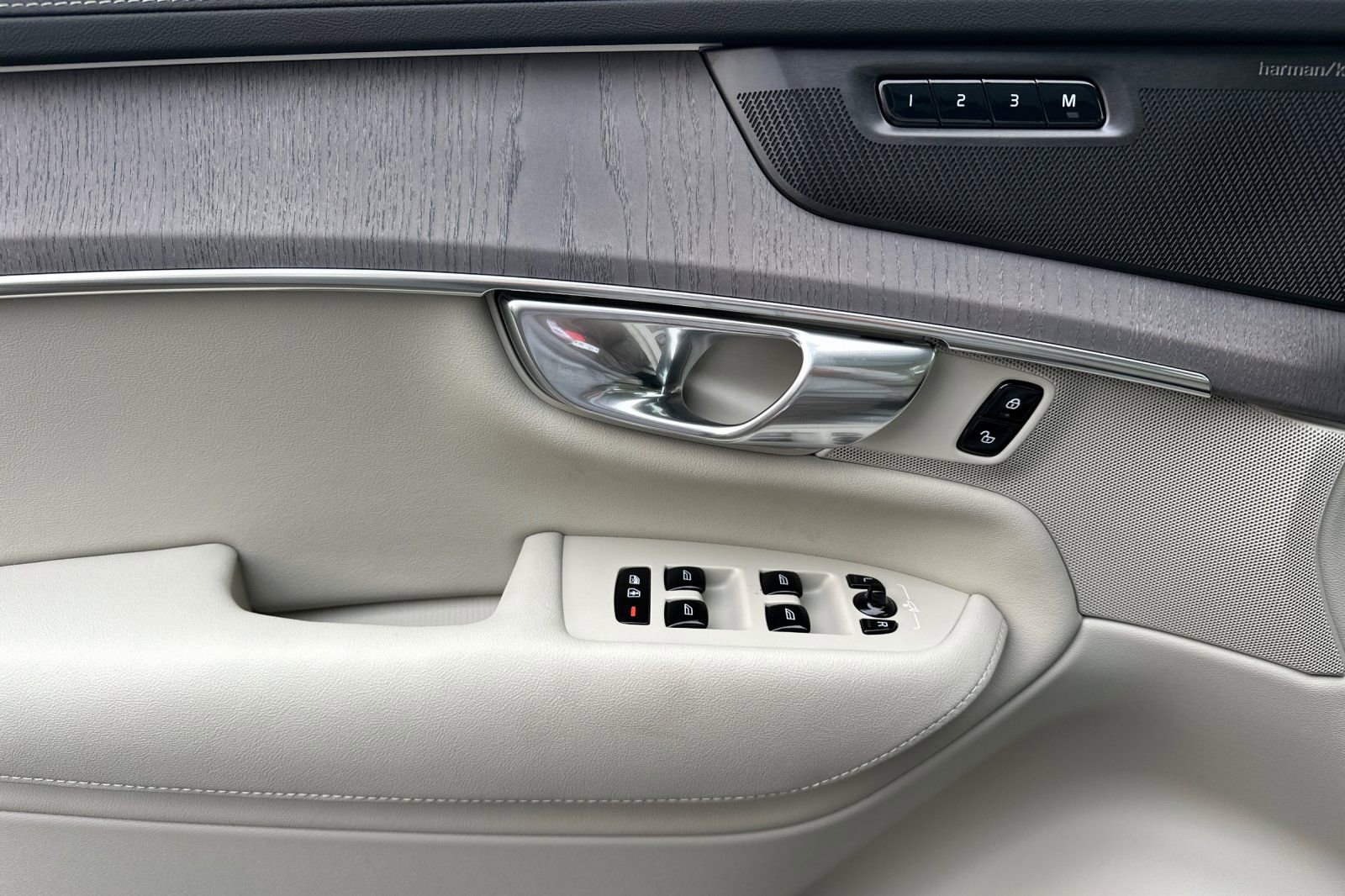 New 2026 Volvo XC90 B6 Ultra w/ Protection Package image 14