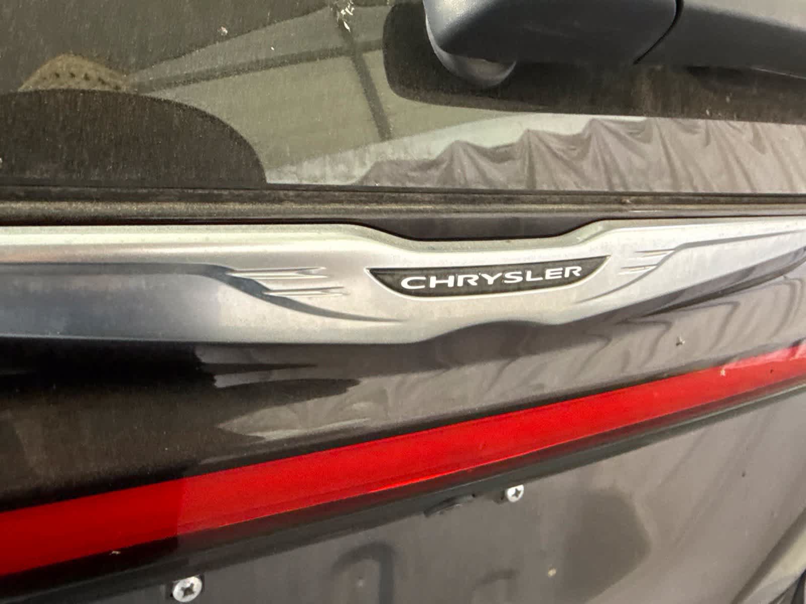 Used 2023 Chrysler Pacifica Touring-L FWD image 14