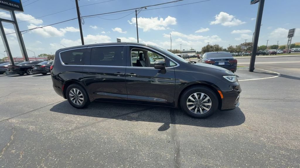Used 2023 Chrysler Pacifica Touring-L FWD image 9