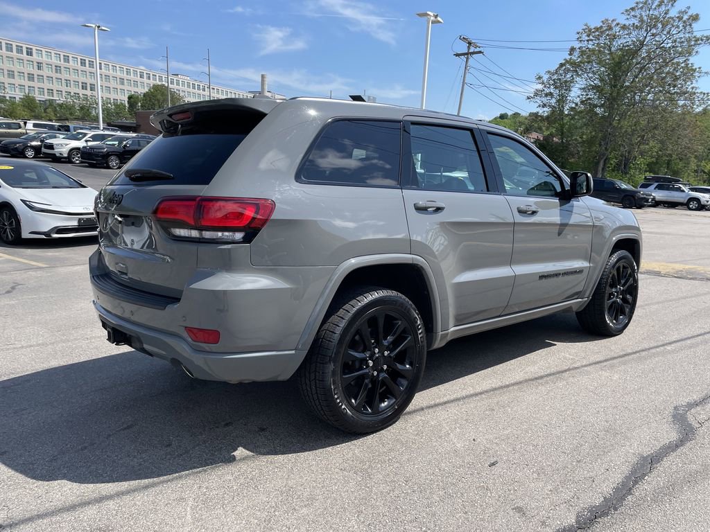 Certified 2022 Jeep Grand Cherokee Laredo X AWD/4WD image 8