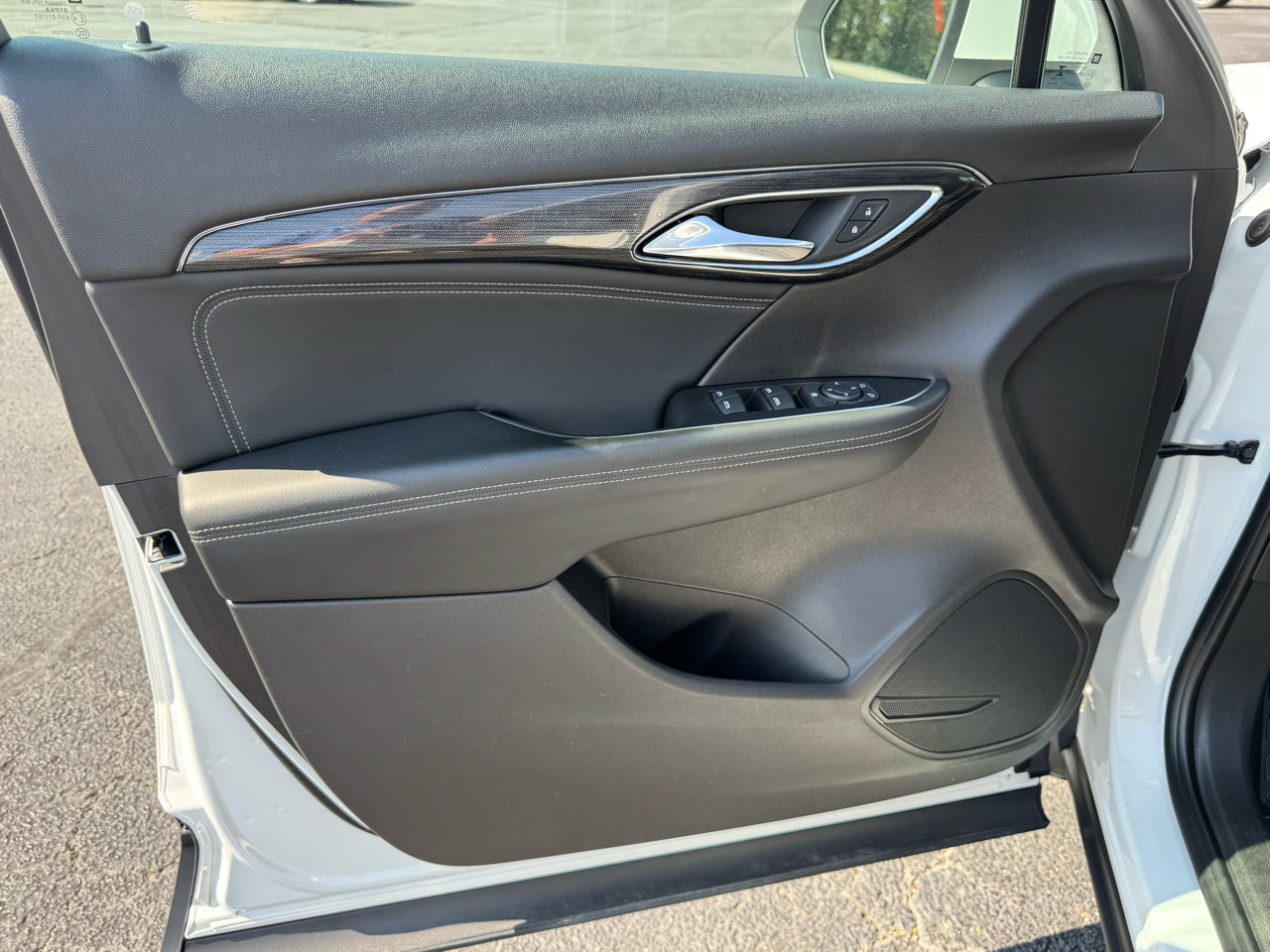 Used 2023 Buick Envision Preferred image 12