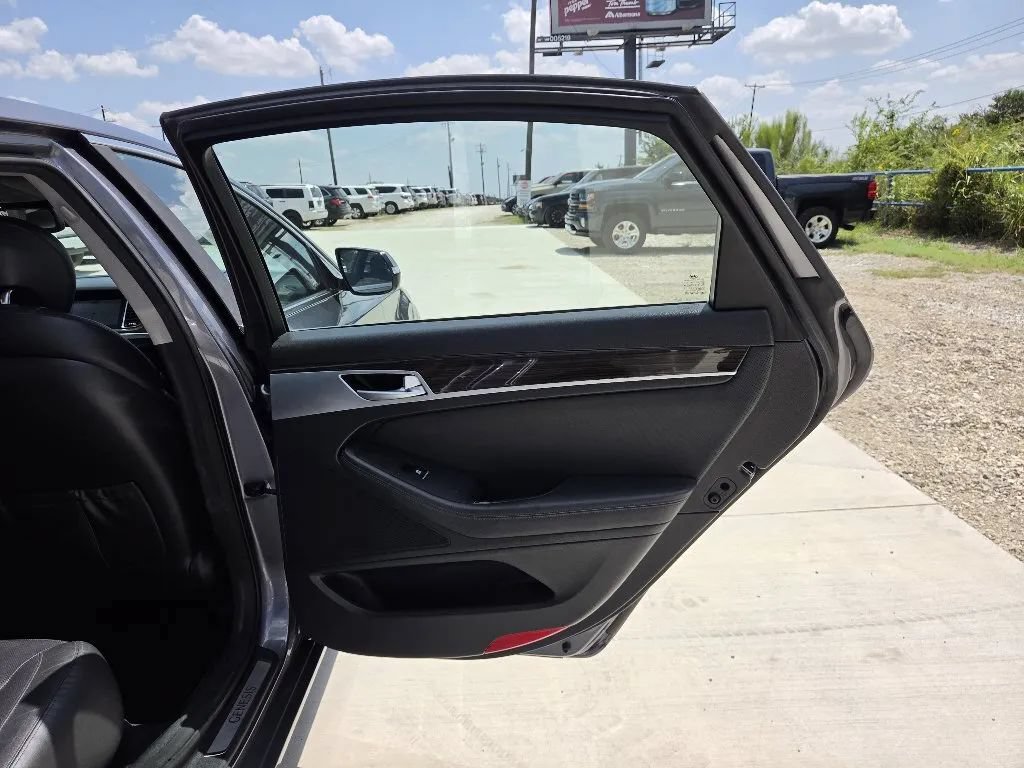 Used 2016 Hyundai Genesis 3.8 RWD image 18