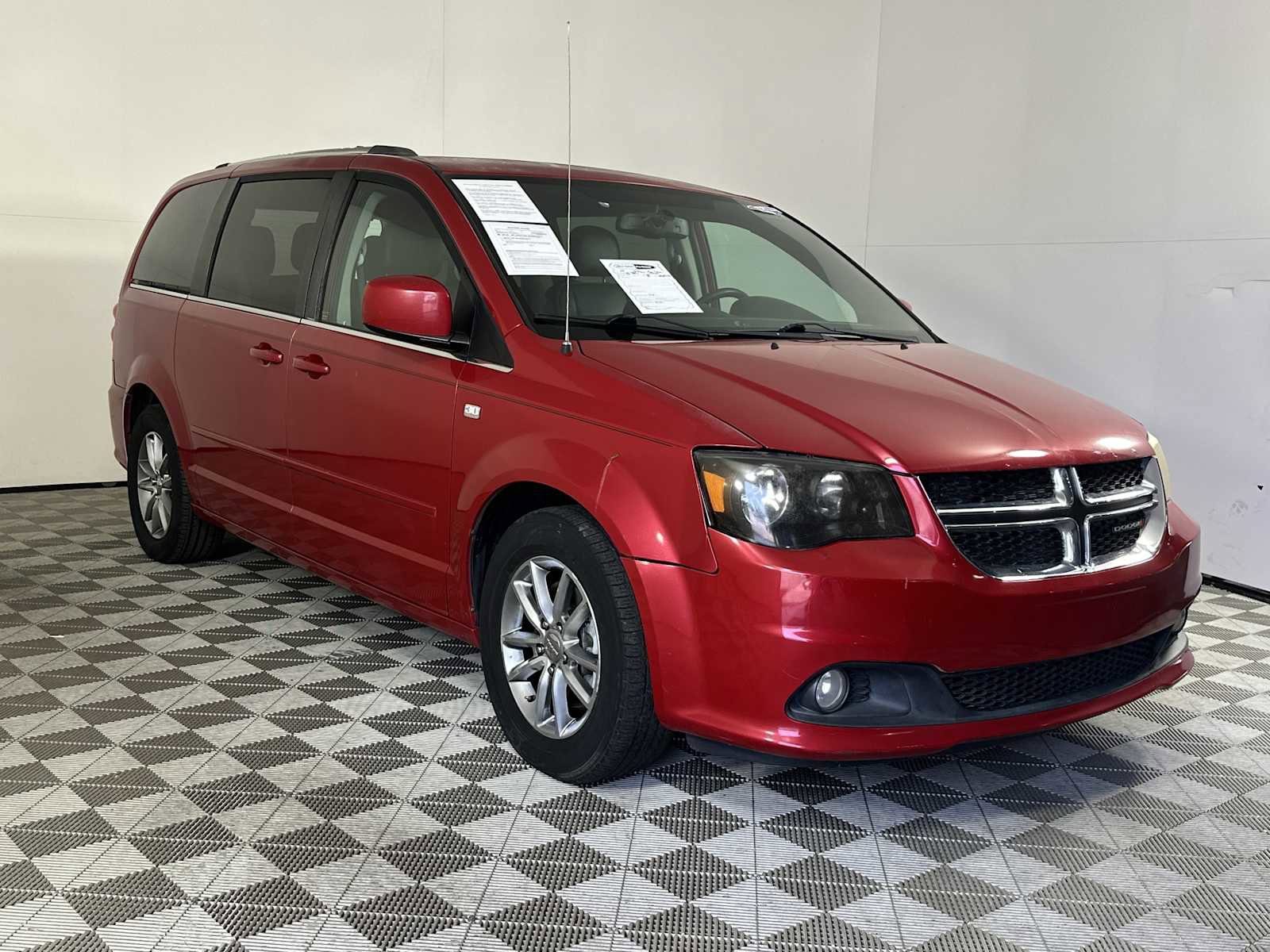 Used 2014 Dodge Grand Caravan SXT FWD image 2