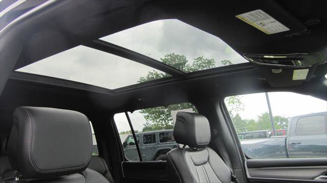 Certified 2025 Jeep Wagoneer L Series III w/ Premium Group I AWD/4WD image 18