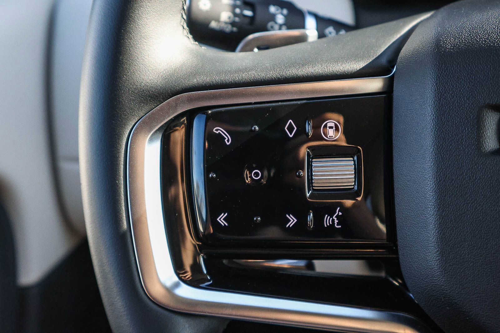 Used 2025 Land Rover Discovery Sport S image 38