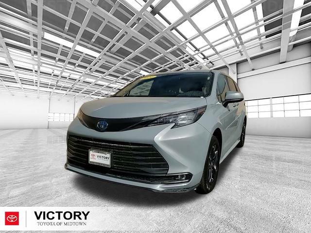 Certified 2024 Toyota Sienna XLE Woodland Edition image 8