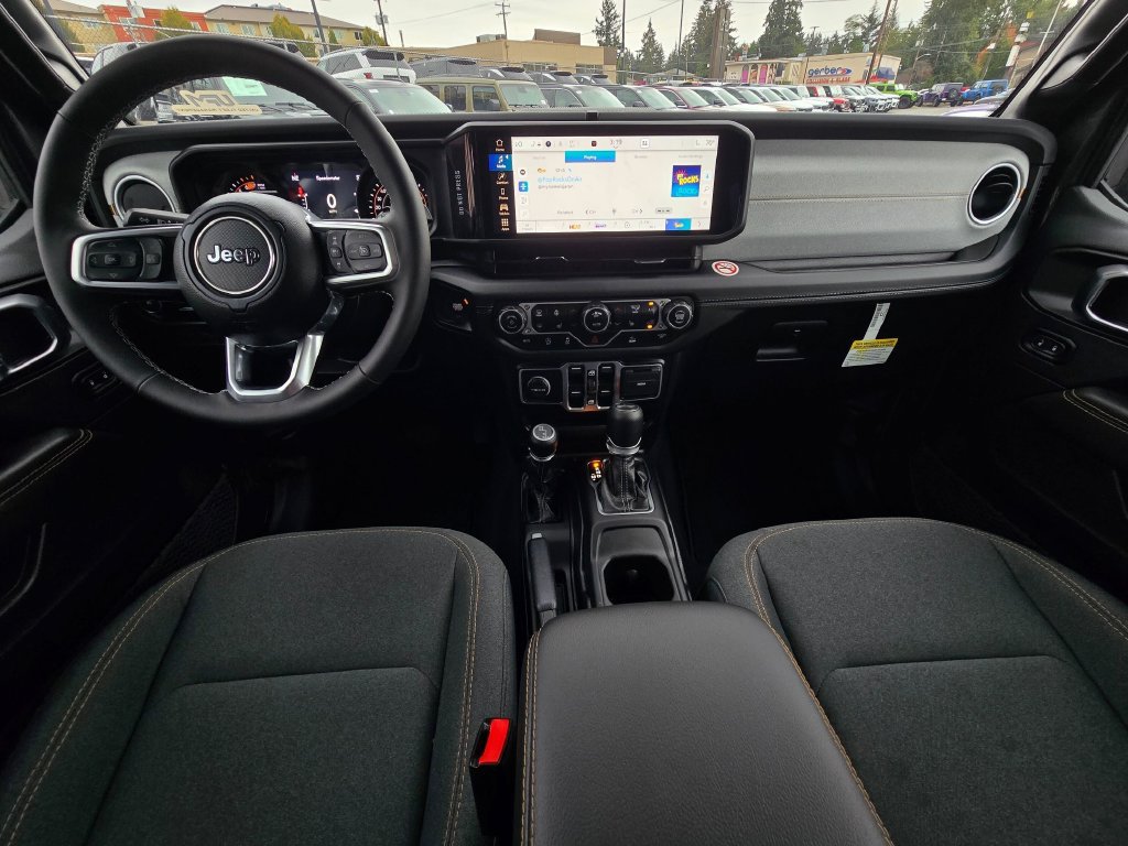 Used 2025 Jeep Wrangler Unlimited Sahara AWD/4WD image 18
