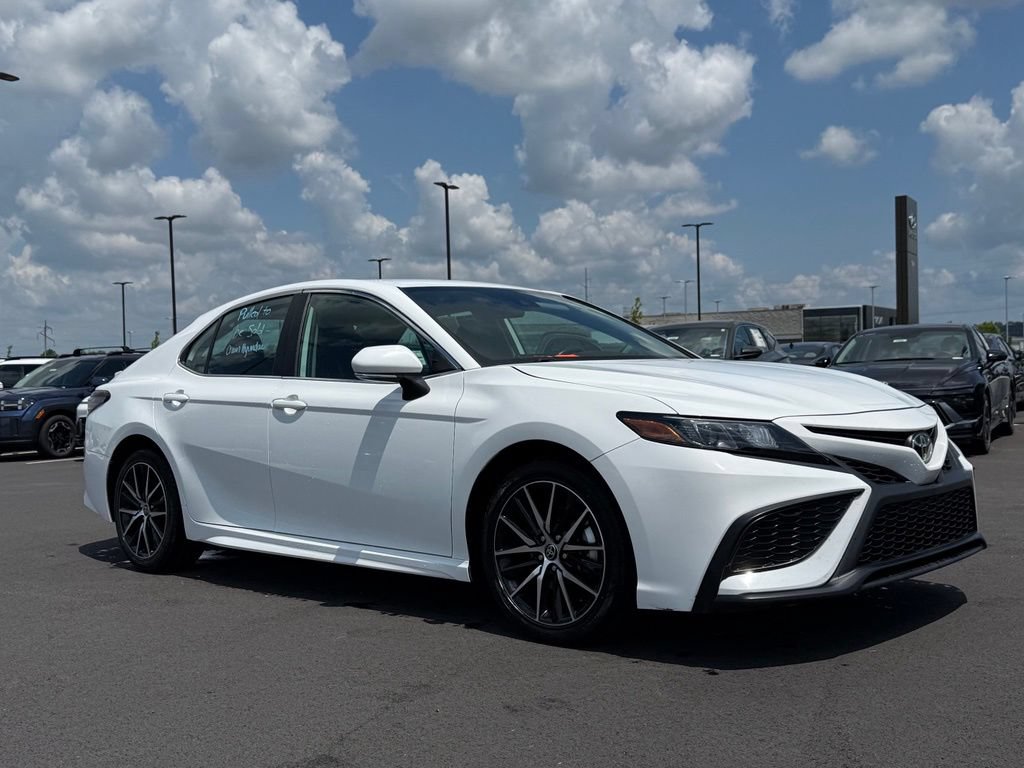 Used 2024 Toyota Camry SE FWD image 3