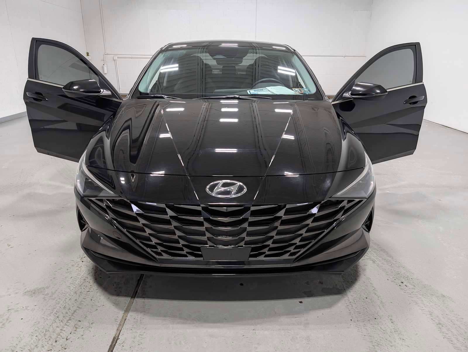 Used 2023 Hyundai Elantra Limited w/ Cargo Package image 15