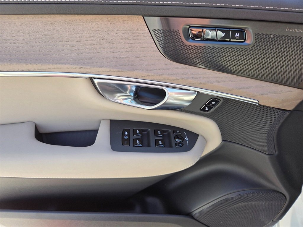 New 2026 Volvo XC90 B6 Plus w/ Protection Package Premier image 21