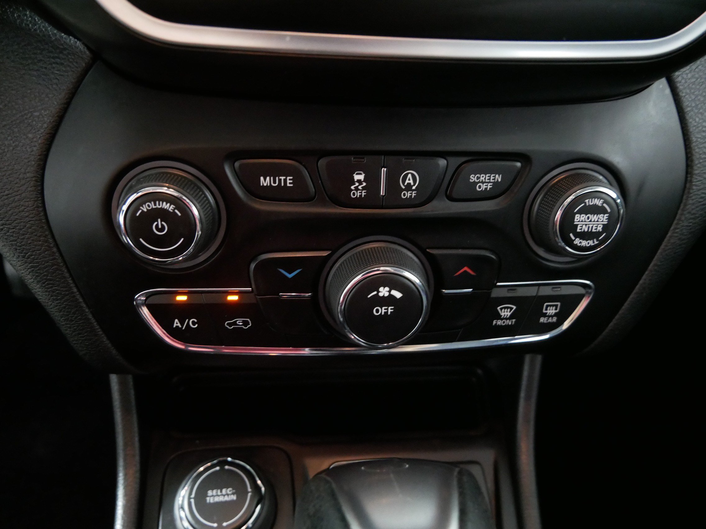 Used 2019 Jeep Cherokee Latitude w/ Cold Weather Group AWD/4WD image 23