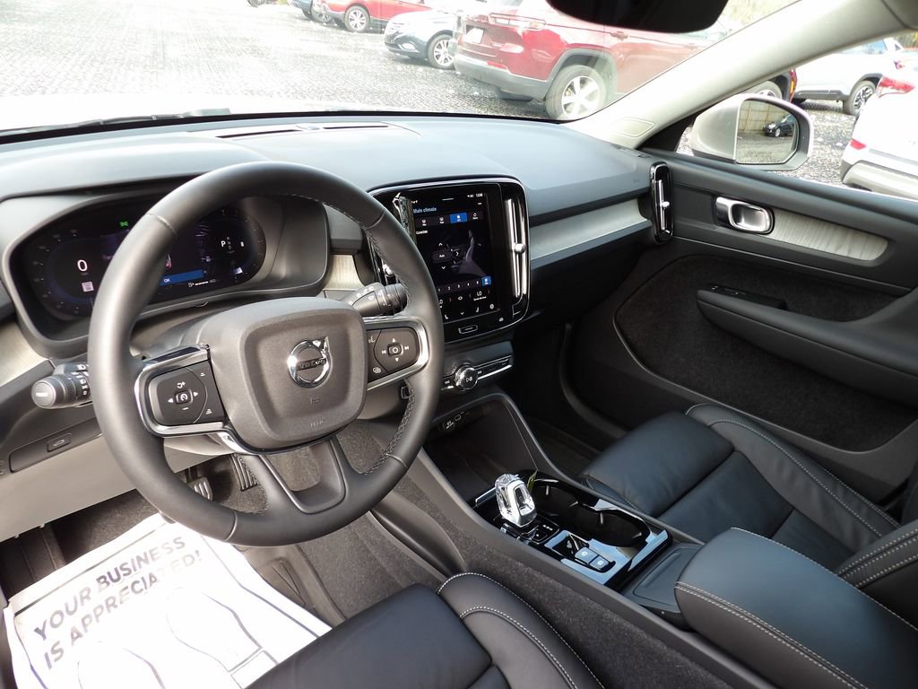 Certified 2023 Volvo XC40 B4 Plus w/ Protection Package Premier image 15