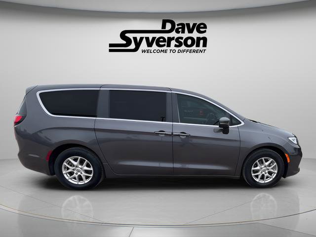 Used 2023 Chrysler Pacifica Touring-L FWD image 4