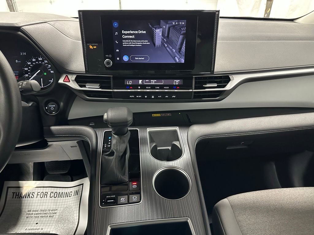Used 2025 Toyota Sienna LE FWD image 25