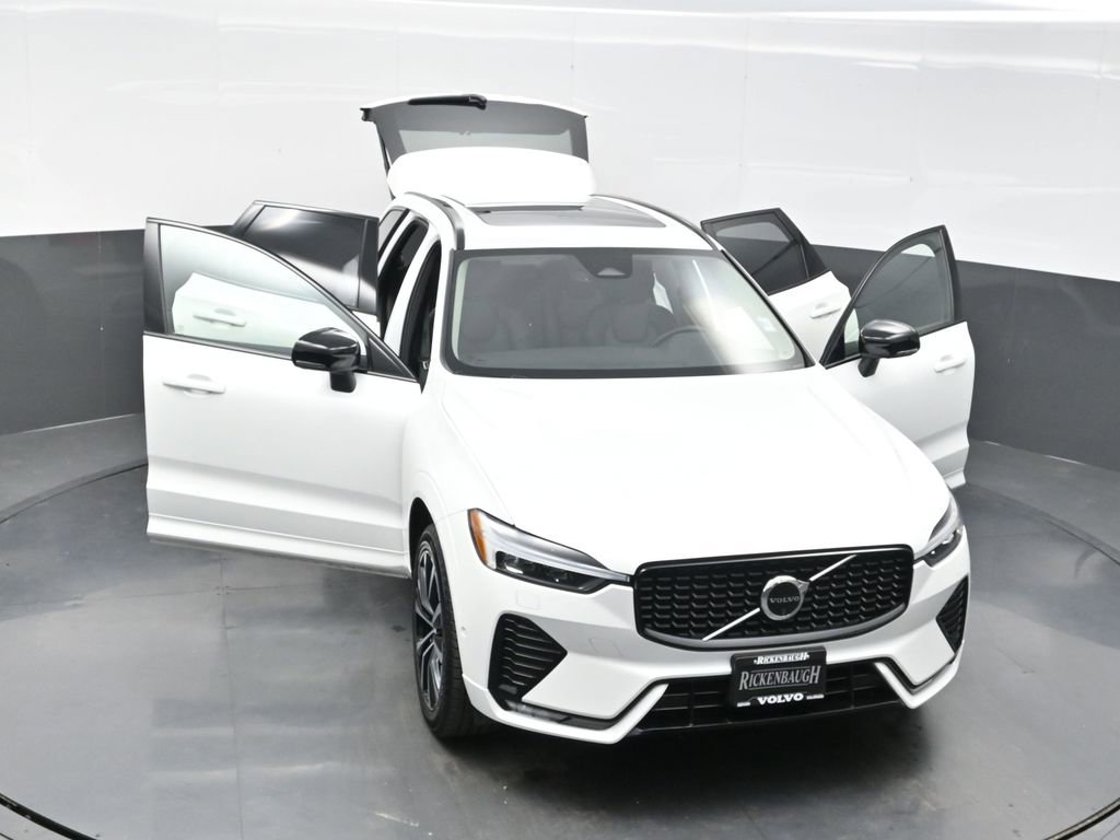 Used 2025 Volvo XC60 B5 Plus image 27