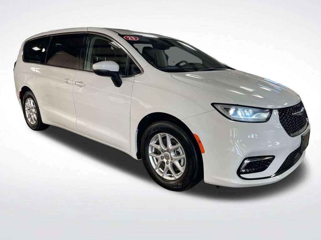 Used 2023 Chrysler Pacifica Touring-L FWD image 8