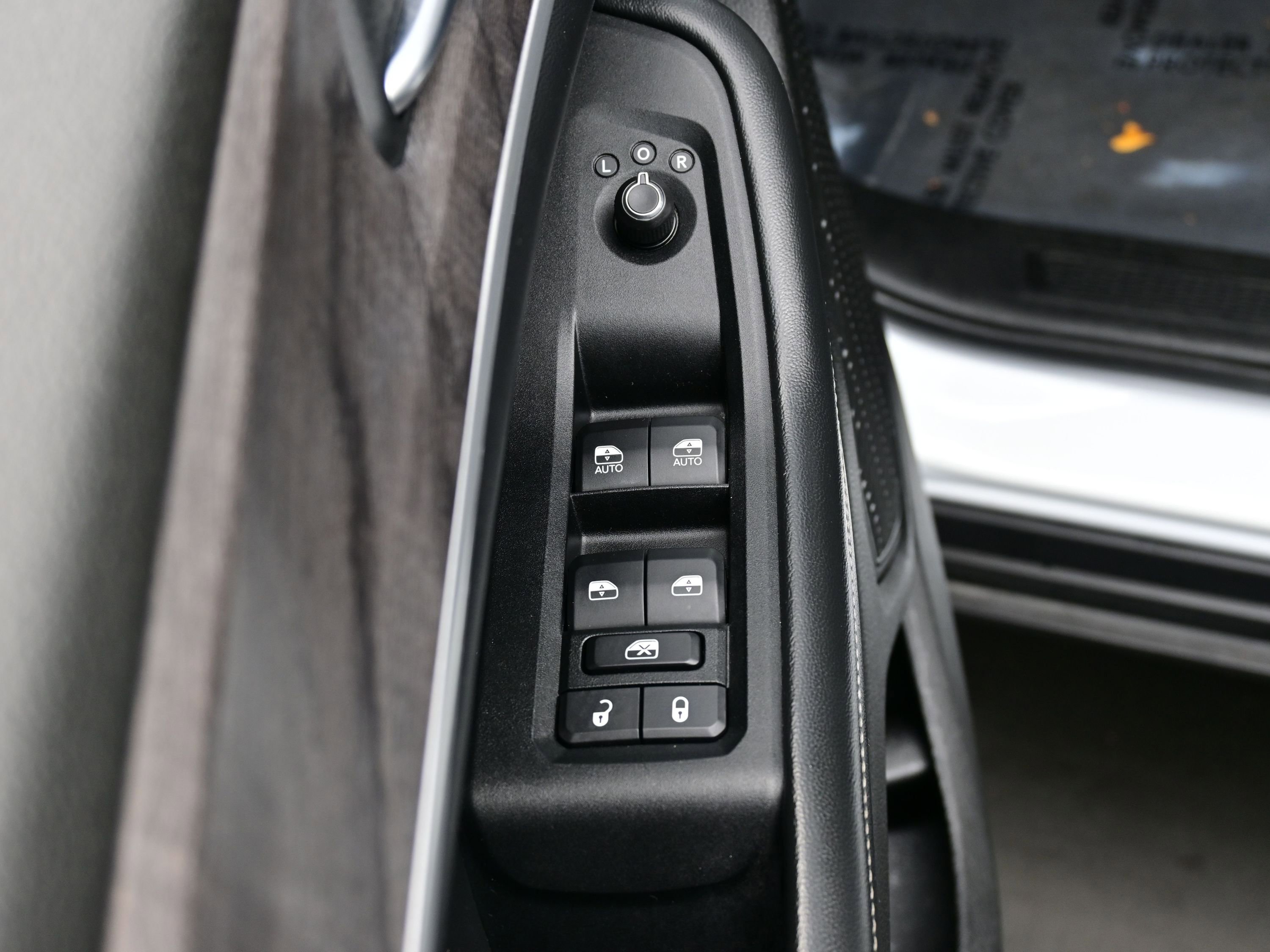 Used 2023 Jeep Grand Cherokee L Limited w/ Black Appearance Package image 12