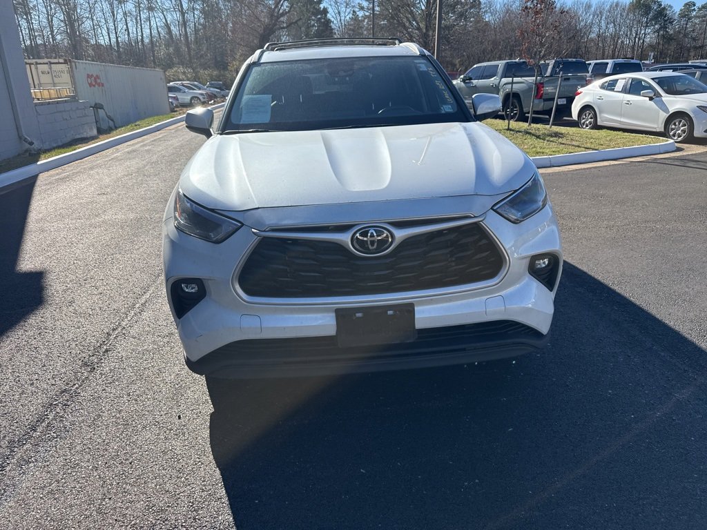 Used 2022 Toyota Highlander XLE image 3