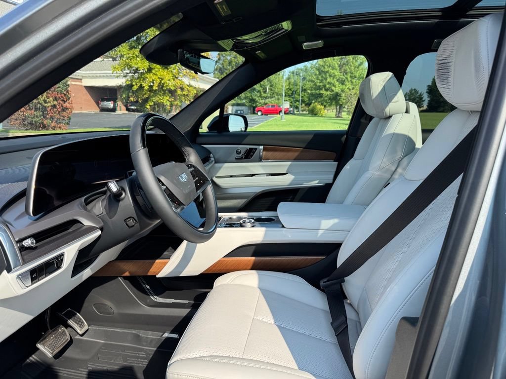 New 2027 Cadillac Vistiq Sport w/ LPO, Floor Liner Package AWD/4WD image 10