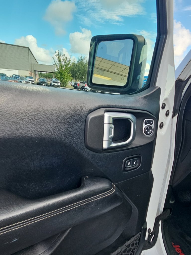 Used 2018 Jeep Wrangler Unlimited Sahara AWD/4WD image 11