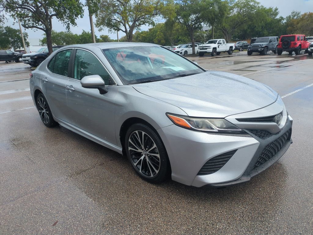 Used 2019 Toyota Camry SE image 2