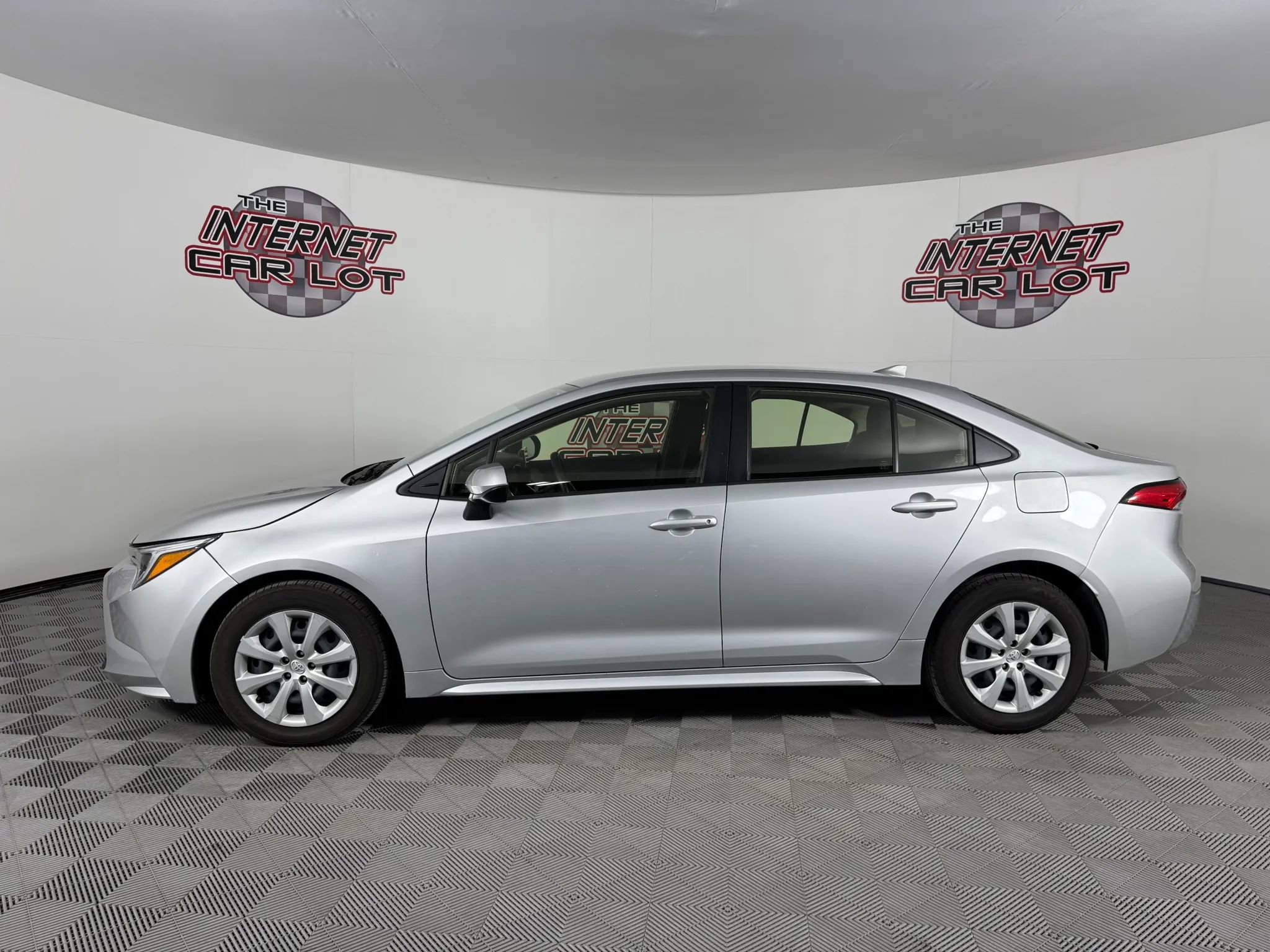 Used 2025 Toyota Corolla LE FWD image 4