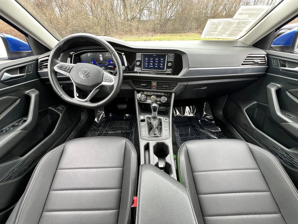 Used 2024 Volkswagen Jetta SE image 8