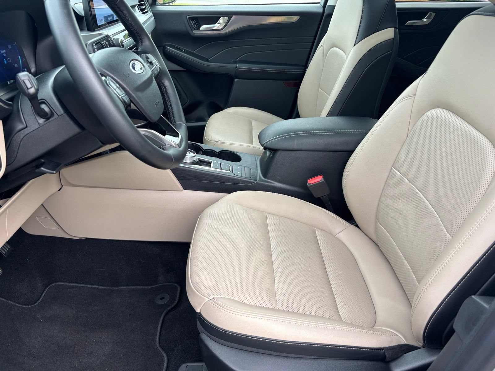 Used 2022 Ford Escape Titanium FWD image 14