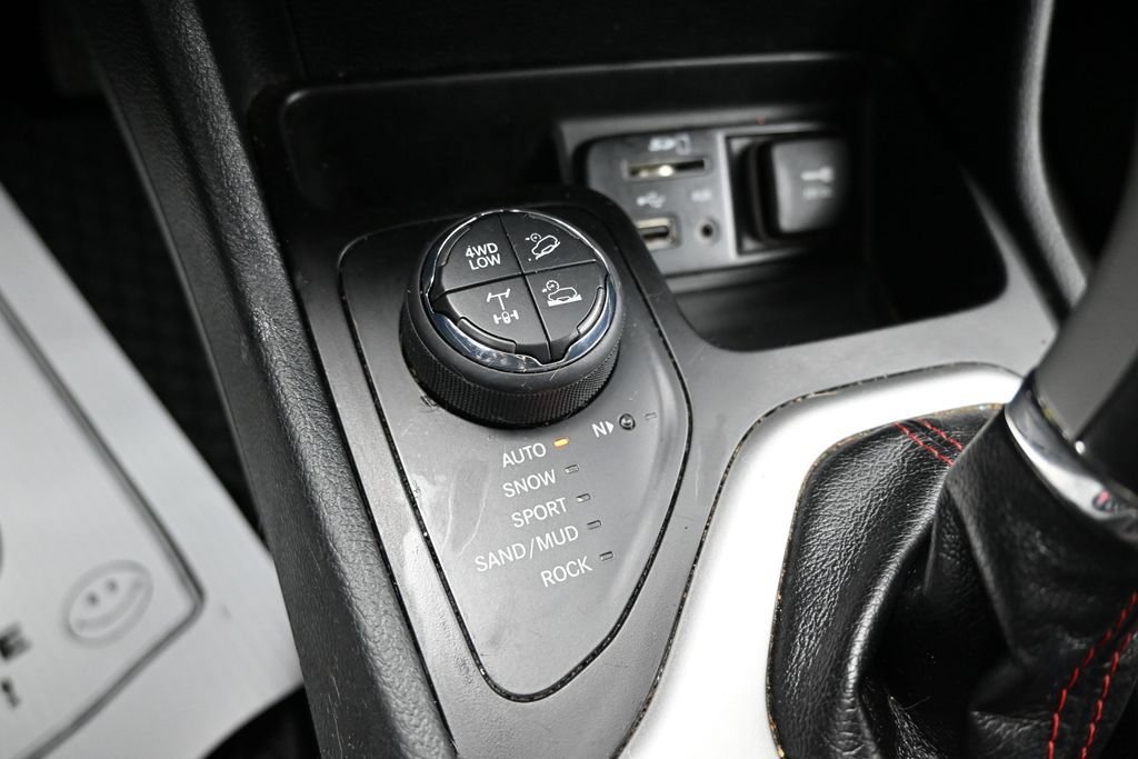 Used 2017 Jeep Cherokee Trailhawk AWD/4WD image 22