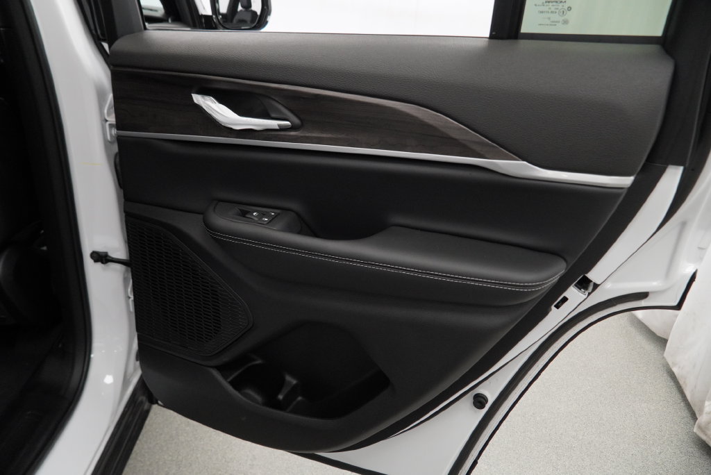 New 2026 Jeep Grand Cherokee Altitude AWD/4WD image 32
