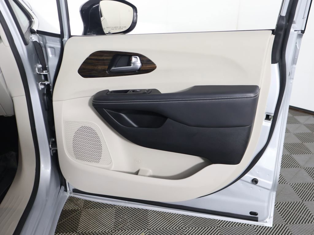 Used 2024 Chrysler Pacifica Limited FWD image 27