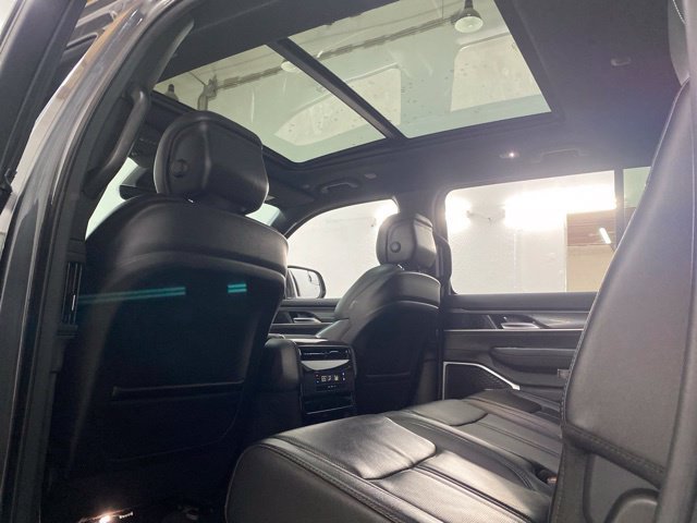 Used 2023 Jeep Wagoneer 4WD w/ Premium Group I image 32