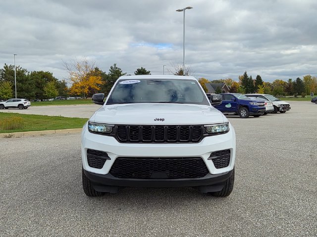 Used 2024 Jeep Grand Cherokee Altitude AWD/4WD image 2