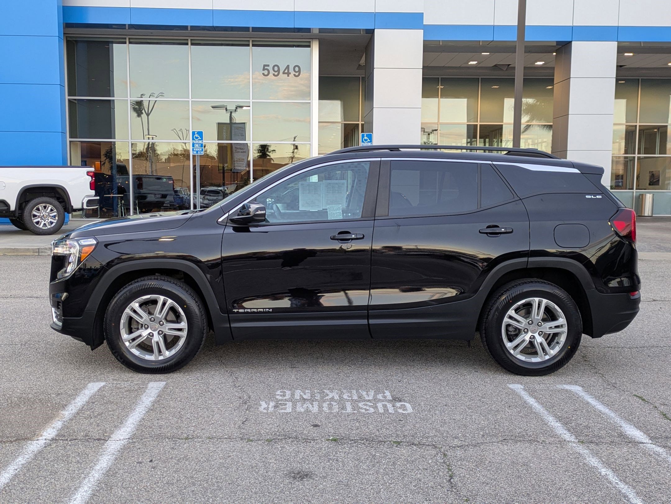 Certified 2022 GMC Terrain SLE w/ Driver Convenience Package image 8