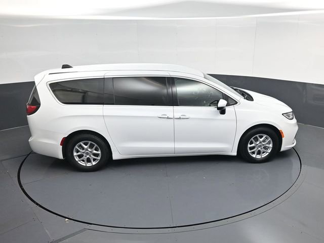 Used 2023 Chrysler Pacifica Touring-L image 39
