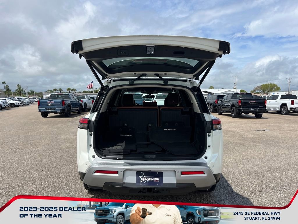 Used 2022 Nissan Pathfinder Platinum w/ Cargo Package image 17